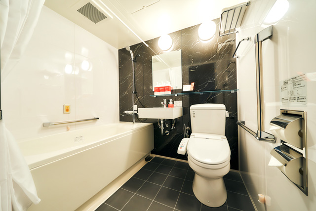 バリアフリールームは、ベッドルームやバスルームの空間を広く取り、手すりも設置