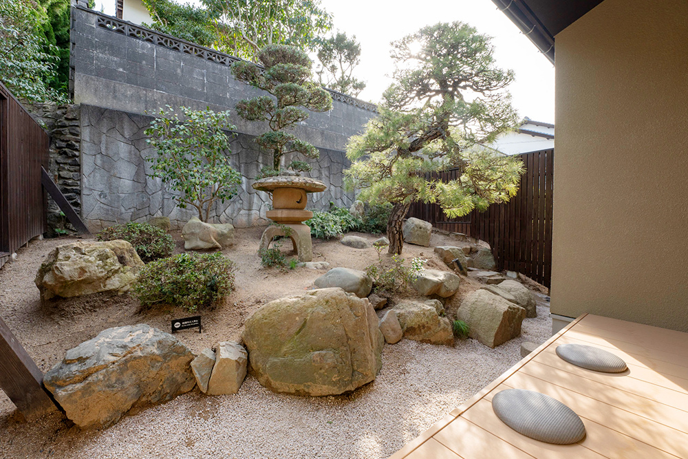 本棟客室の縁側と日本庭園